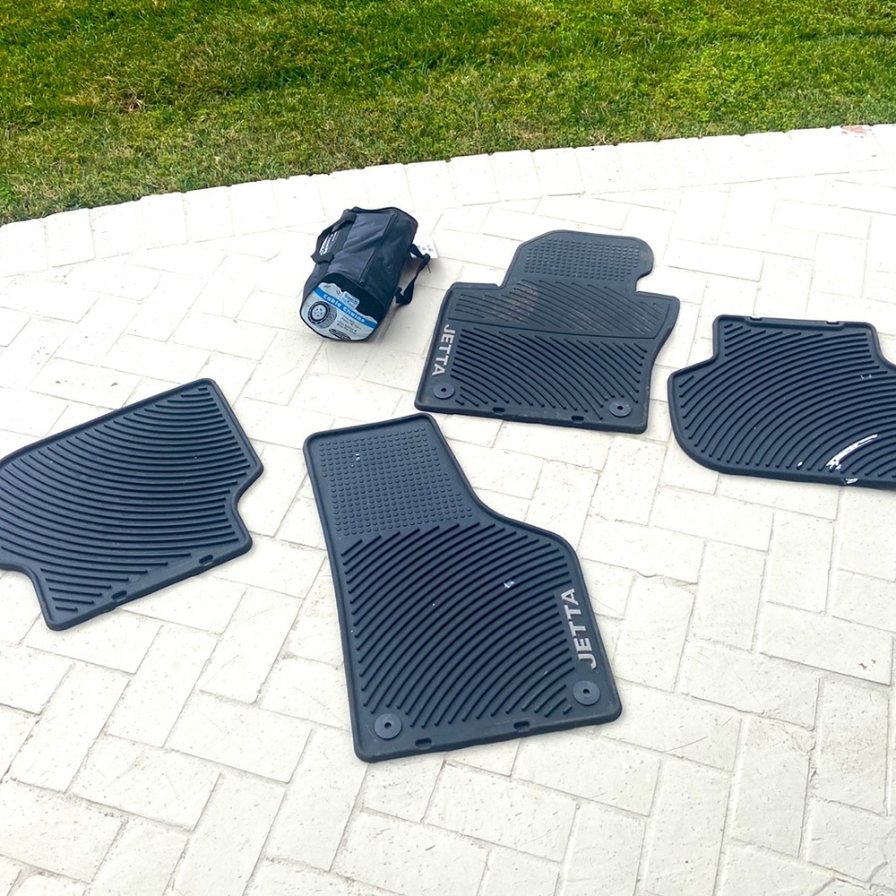 2014-2018 VW Jetta Rubber Floormats + Cable Snow Chains
